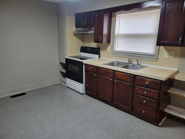 Building Photo - 2 Bedroom 1 Bath House $895!