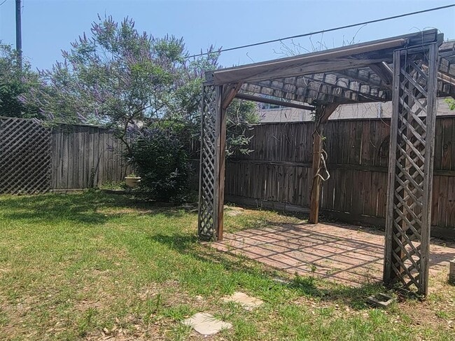 Building Photo - 16115 Lakestone Dr