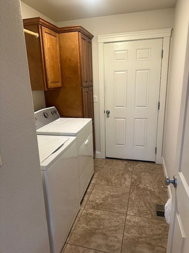 Building Photo - 3 Bed, 2 Bath, # Car Garage Home!