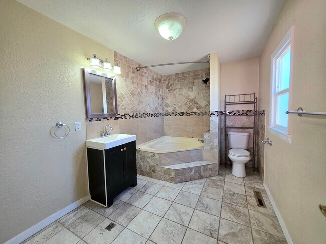 Building Photo - 1411 E Orman Ave