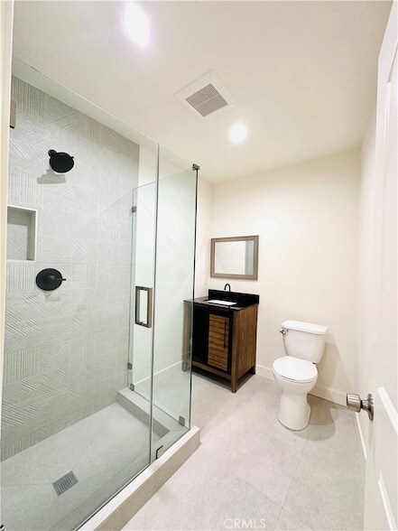 Building Photo - 11104 Oxnard St