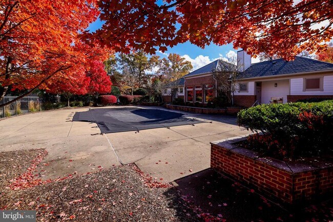 Building Photo - 1708 Lake Shore Crest Dr