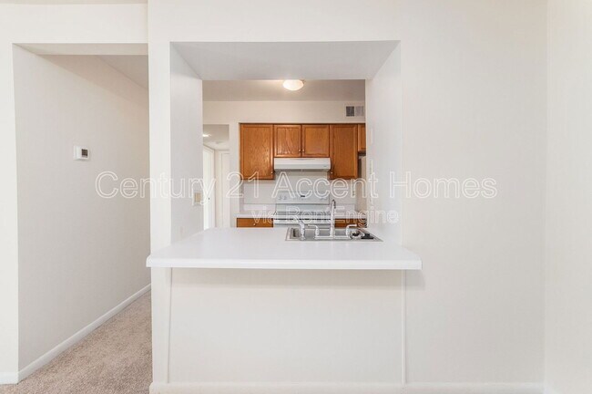Building Photo - 5805 Royal Ridge Dr