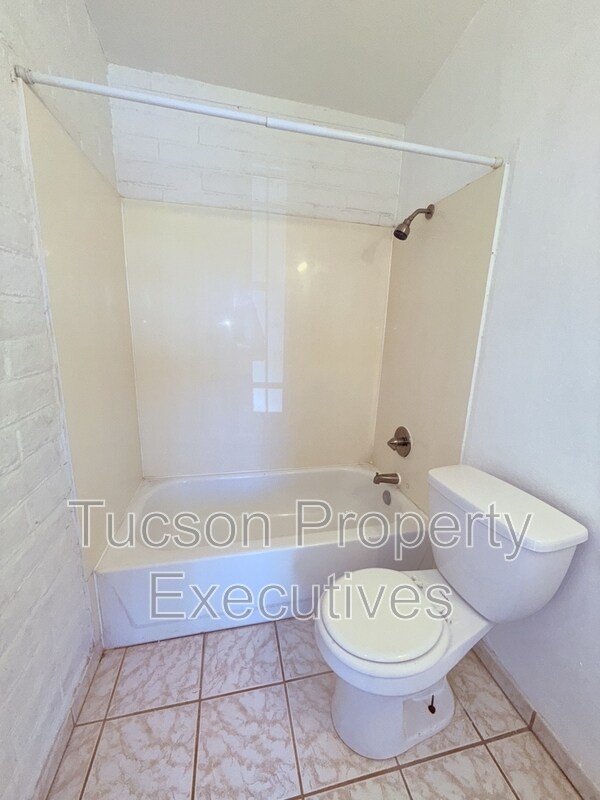 Building Photo - 5752 S Park Ave