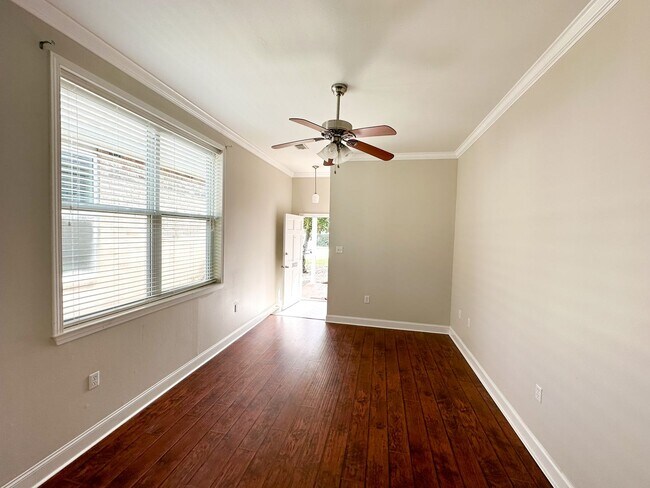 Building Photo - Uptown Rental: 2BR Duplex with Parking & Yard