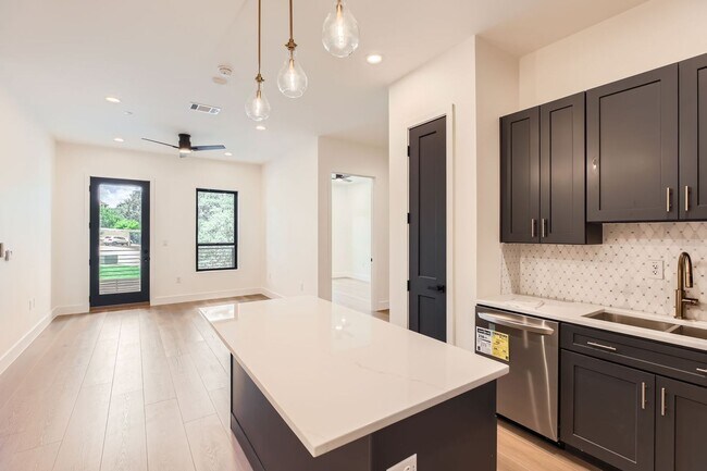 Building Photo - 10899 S Hausman, Unit 201