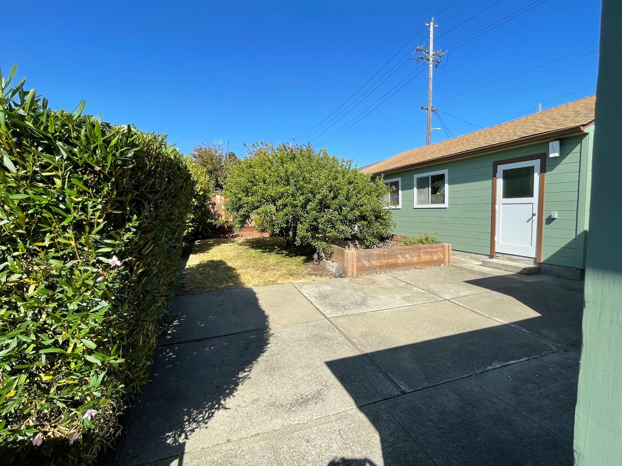 backyard w/ planter - 1200 Elm St