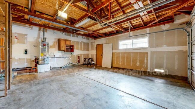 Building Photo - 3225 Meadow Glen Dr