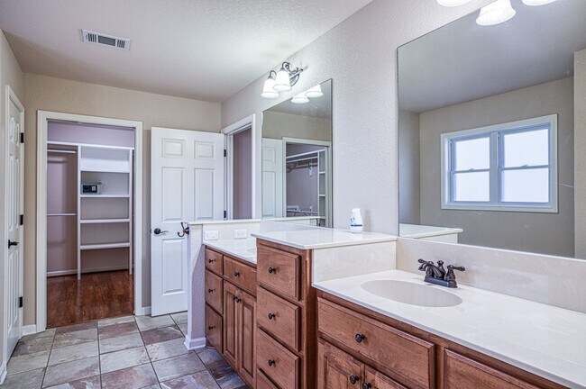 Building Photo - 16 Jubileo Ln