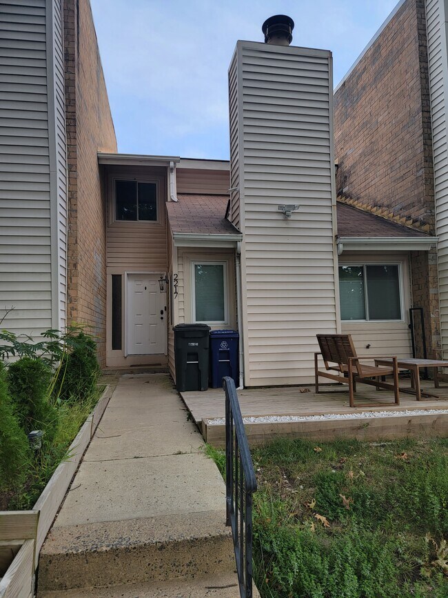 Building Photo - 2217 Saunders Dr