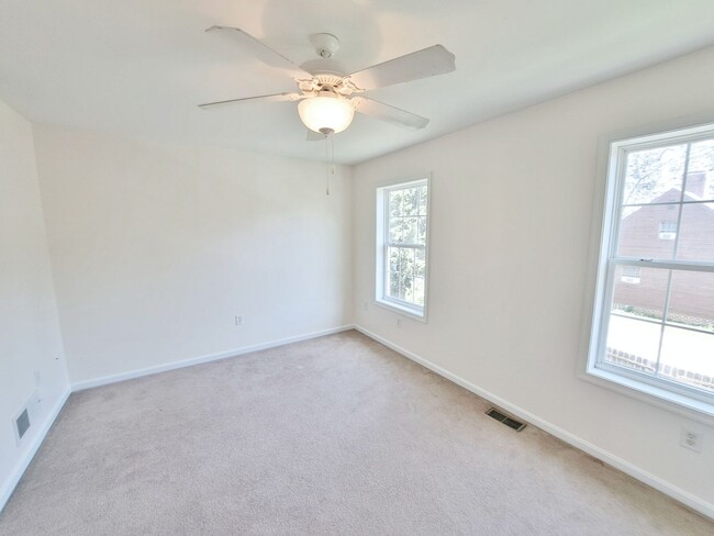 Building Photo - 2 Bed / 1-1/2 Bath Townhome