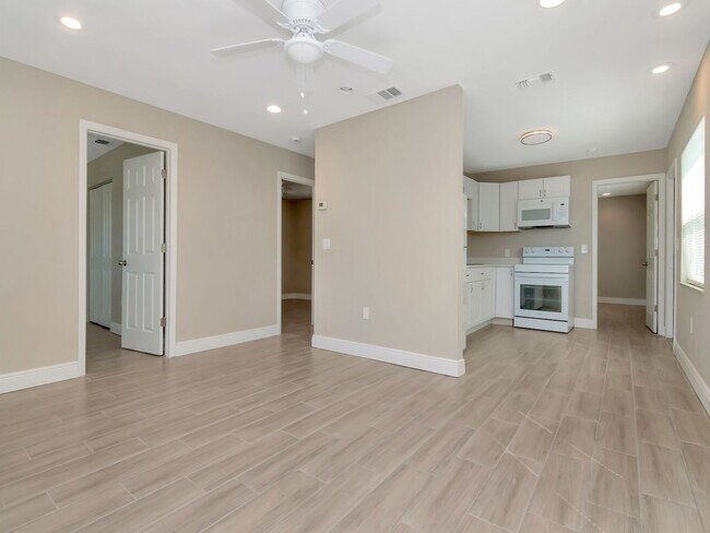 Building Photo - Stunning Newly Renovated 3-Bedroom, 2-Bath Duplex in Prime Bradenton Location!