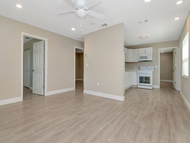 Building Photo - Voucher Ready! Newly Renovated 3-Bedroom, 2-Bath Duplex in Prime Bradenton Location!