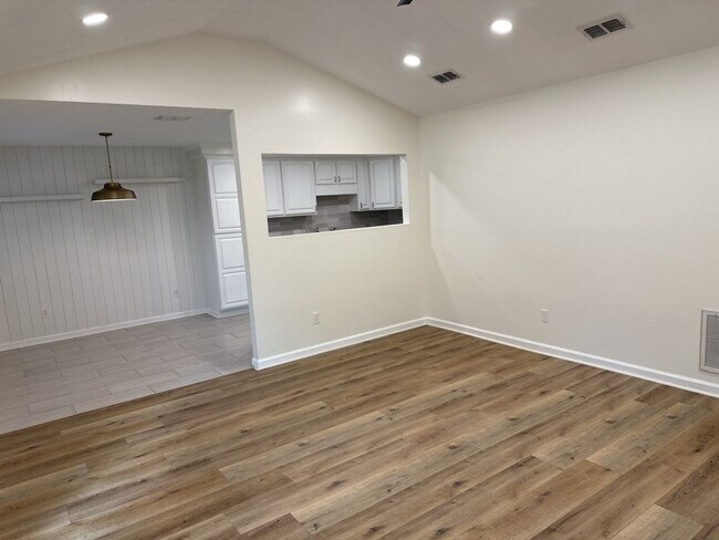 Building Photo - 112 Teal Lake Dr