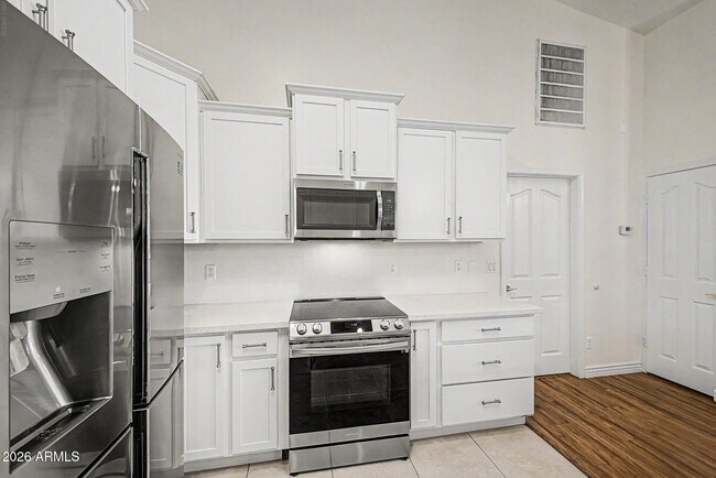 Building Photo - 678 W Fremont Dr