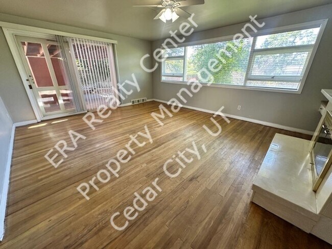 Building Photo - Move in Discount! Charming Ranch Style Single Family Home