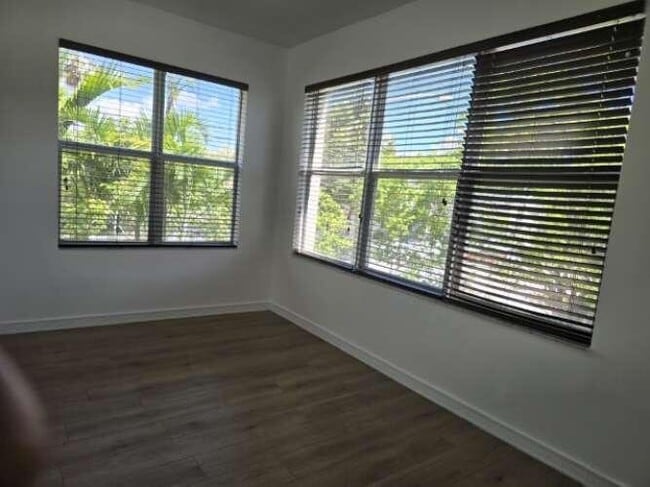 Building Photo - 1000 SW 12th Ct