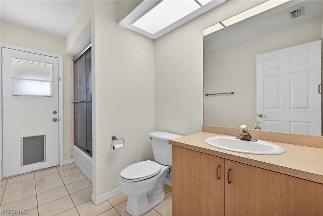 Building Photo - 1023 SE 18th Ave