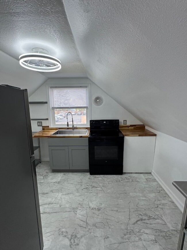 Building Photo - RENOVATED UPSTAIRS 2 BEDROOM HOME- FULL PRIVATE UPPER LEVEL