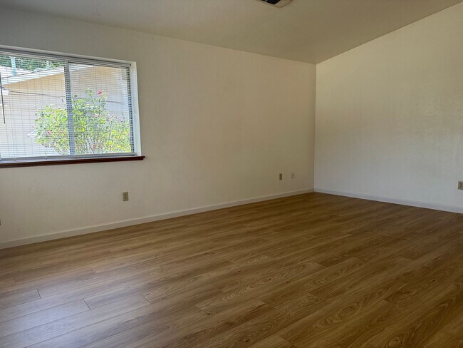Building Photo - Well maintained home in desirable neighbor...