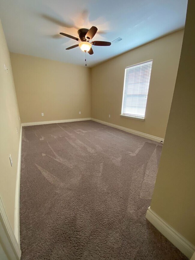 Building Photo - Mountain Views, Modern Touches – 5 Bed Bea...