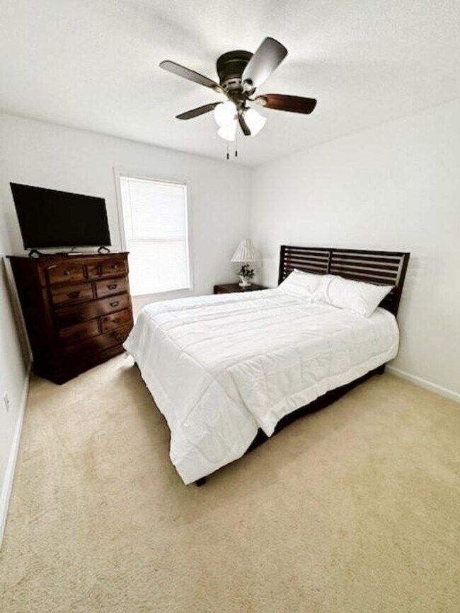 Building Photo - Short or long term Executive 4 bedroom 2.5 bath home available fully furnished!