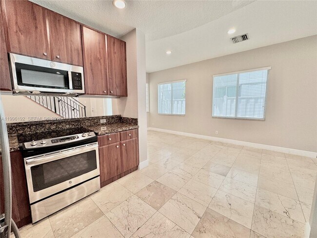 Building Photo - 504 SW 4th Ave