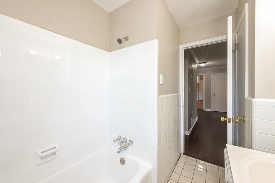 Building Photo - 1090 Longshore Dr