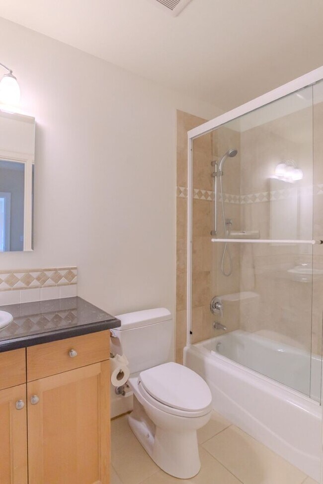 Building Photo - 4Bd/4Ba Seattle Home