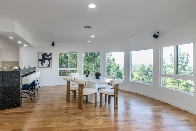 Building Photo - 3828 Alomar Dr