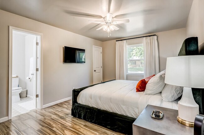 Building Photo - 11 N Pecan Dr