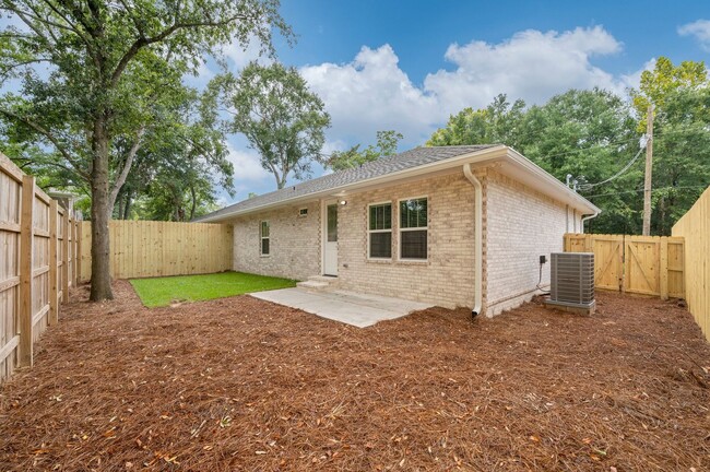 Building Photo - Brand New Modern Townhome