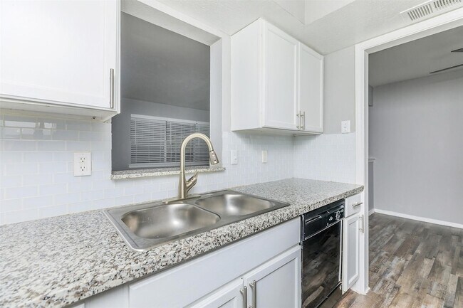 Building Photo - 1212 Hampshire Ln