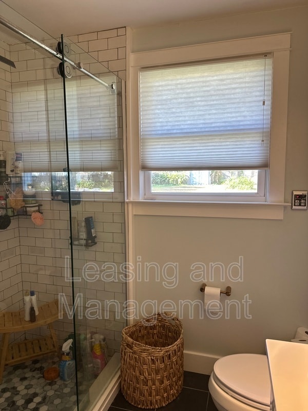 Building Photo - 823 Jordan St