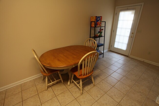 Building Photo - 3B/3B Duplex On Tiger Transit Available August 2026!