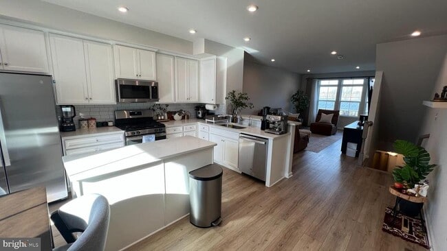 Building Photo - 11 Sidney Ln