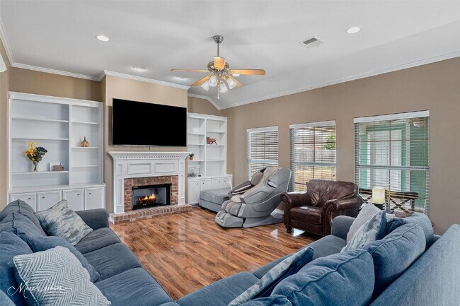 Building Photo - "Charming 3-Bed Sanctuary with Granite Countertops & Cozy Fireplace on Colonial Drive!"