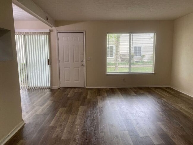 Building Photo - Wonderful Bellevue Condo in Creekside Meadows!