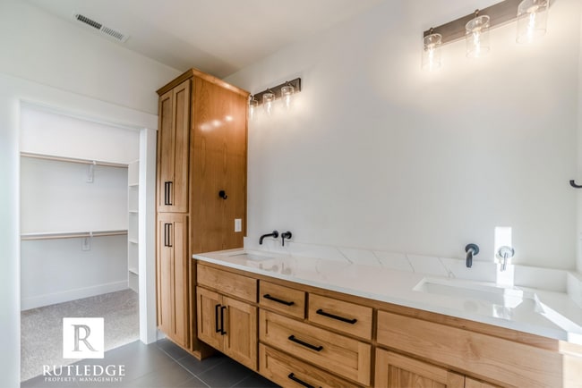 Building Photo - East Medford Cedar Links Living