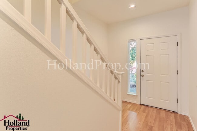 Building Photo - Charming and Comfortable Townhouse in Bethany Area!