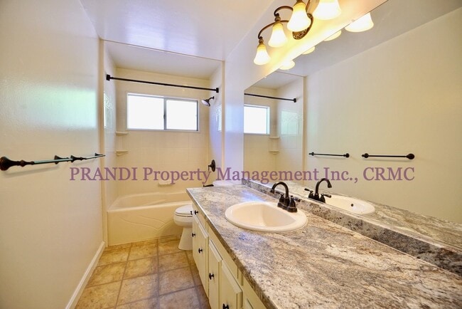 Building Photo - "Charming 3-Bedroom Sanctuary in San Rafael – Spacious 2,250 Sq Ft Home with 2 Full Baths!"