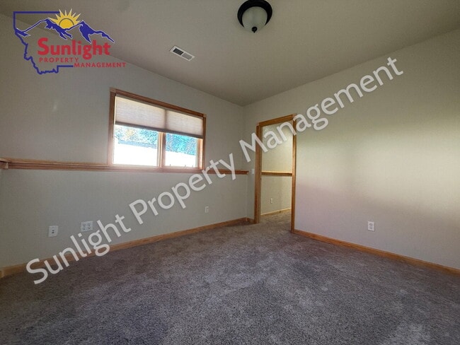 Building Photo - Spacious 5 Bed, 3 Bath Home with Triple Ga...