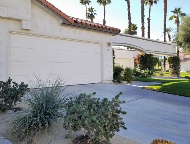 Building Photo - 319 Vista Royale Dr