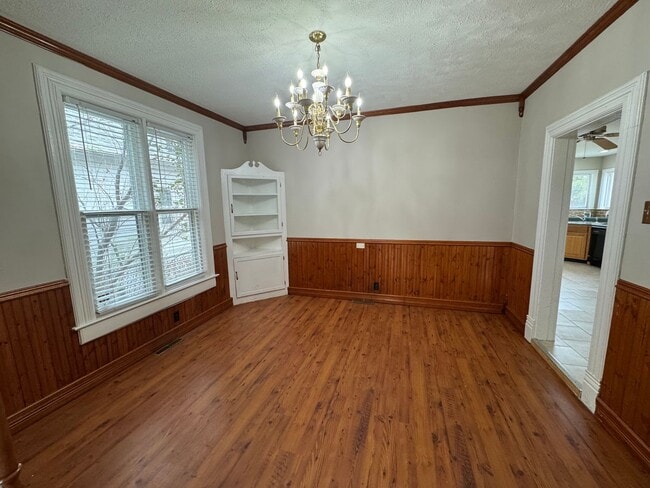 Building Photo - Charming 2 Bed, 1.5 Bath House with Ample ...