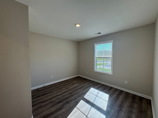 Building Photo - 207 Mountaindale Dr