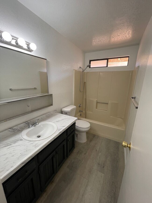 Building Photo - ERW1617