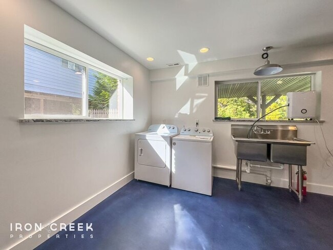 Building Photo - 12 Chateau Pl