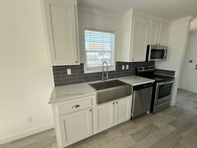 Building Photo - 16 Carl St