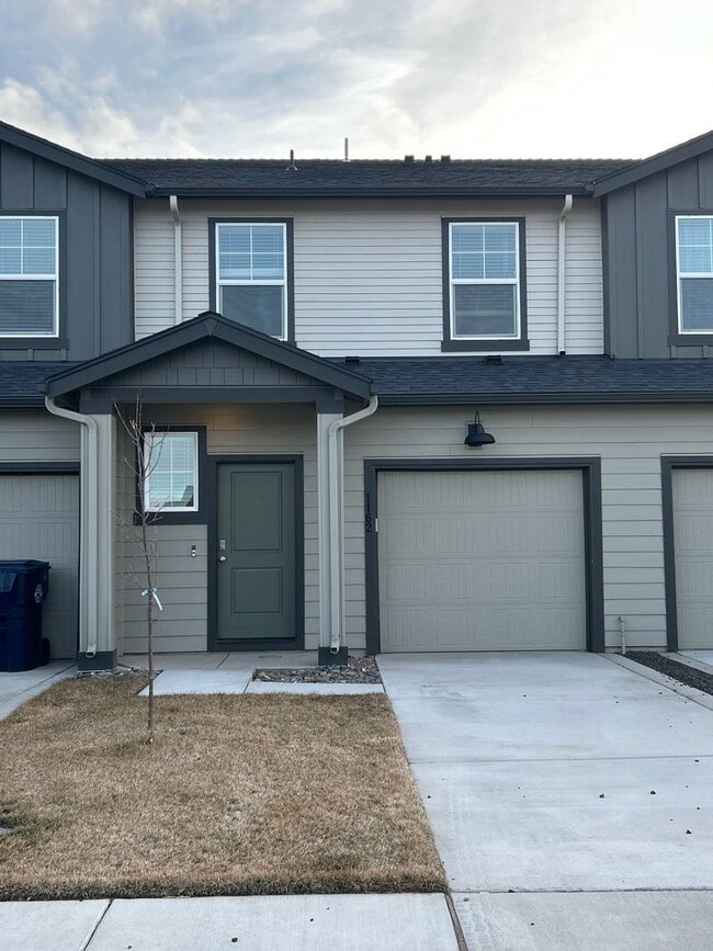 Primary Photo - 3 Bedroom / 2.5 Bathroom Townhouse in NW R...