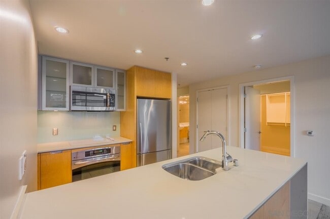 Building Photo - Beautiful 1Br/1Ba Downtown San Diego Condo In High-rise! Water Included! With Parking, Gym, Pool,...